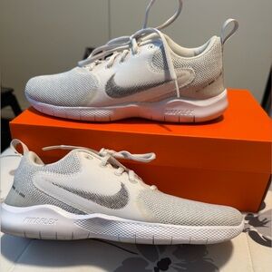 Nike Flex Experience RN 10 White Gray Running Shoes Size 9 w/ Box